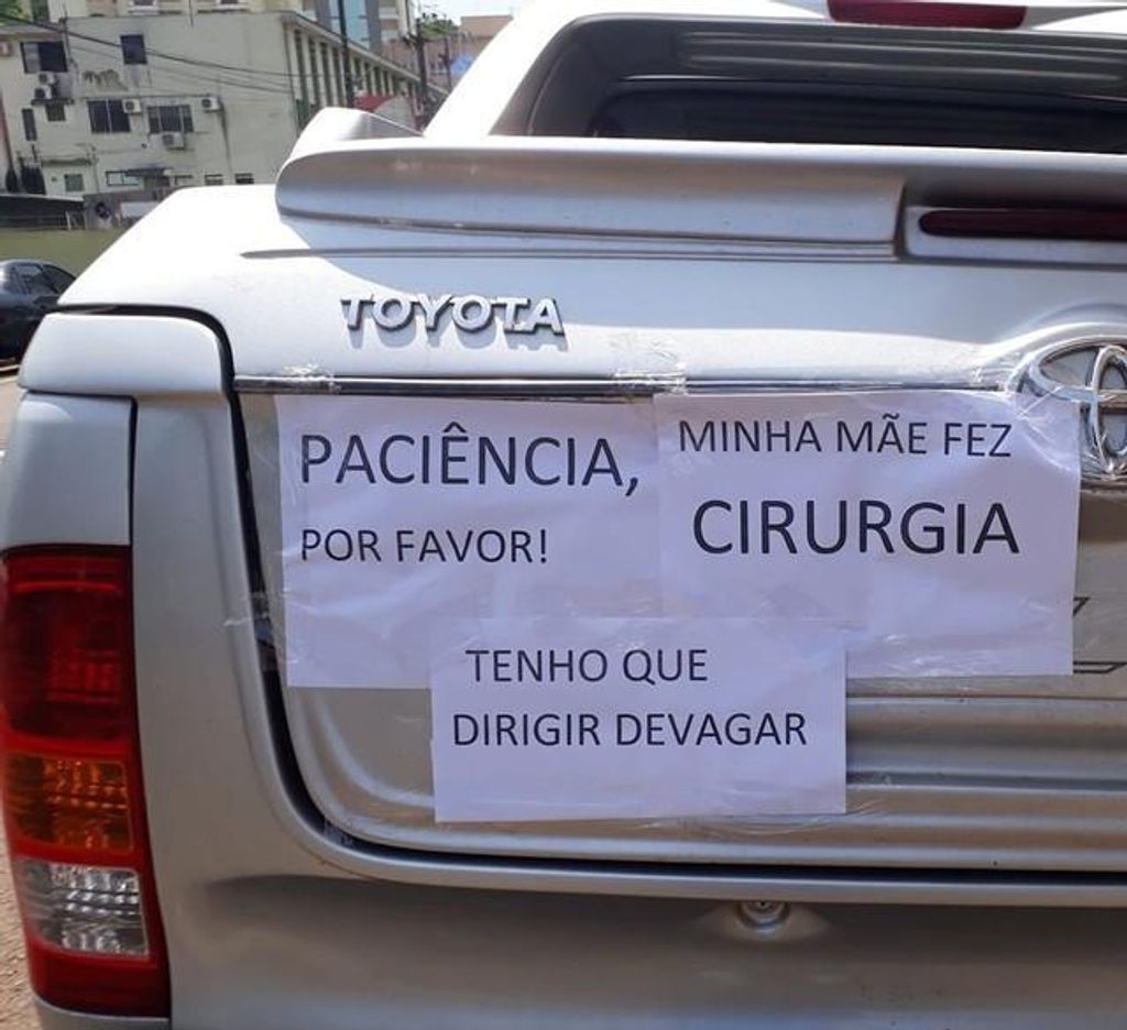 Cartazes em caminhonete pedem paciência e justificam lentidão em viagem até SC