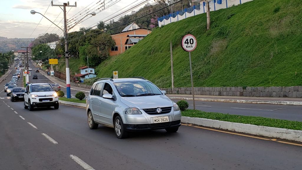 Comércio realiza carreata pedindo a reabertura das Termas de Piratuba